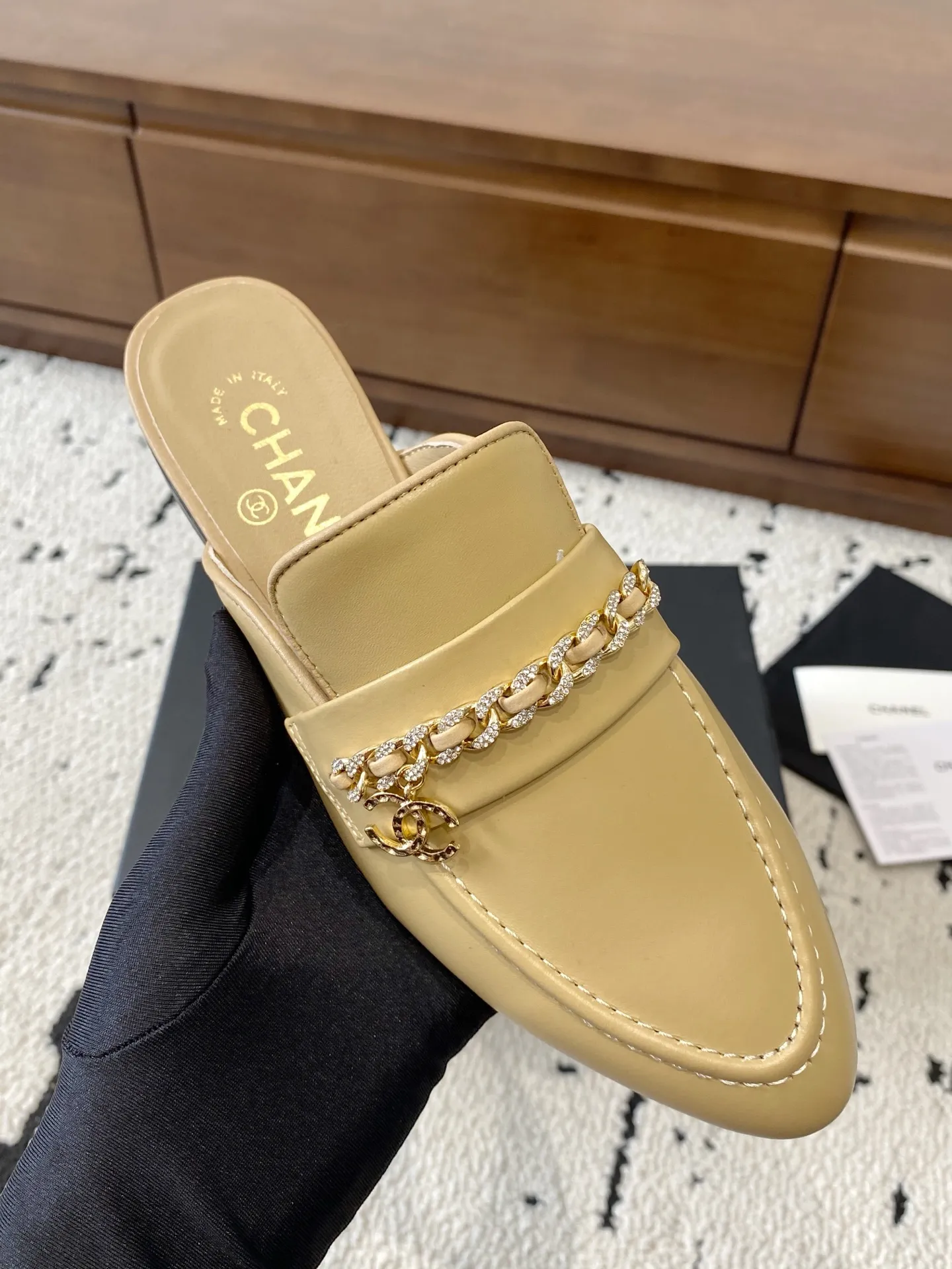 👟👟Ex-factory price 560👟👟 🍀CHANEL｜Chanel Chanel 25C early spring new product, chain buckle low-heeled pointed toe flat slippers, full of retro style, elegant shoe shape, very pleasing to look at. The pointed toe makes the feet become thinner and looks slender. The classic chain double C buckle is paired with a thick heel design. The shoe shape is particularly stylish and stylish. The upper is very elegant. The upper is made of top-grade lambskin and the lining is silk sheepskin. It is super comfortable. Italian imported cowhide outsole. Size: 35-39 (40/41 customized) 👉 👉 👉